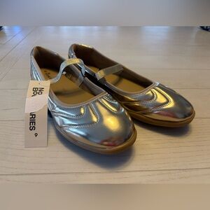 NWT No Boundaries sporty MJ gold size 9